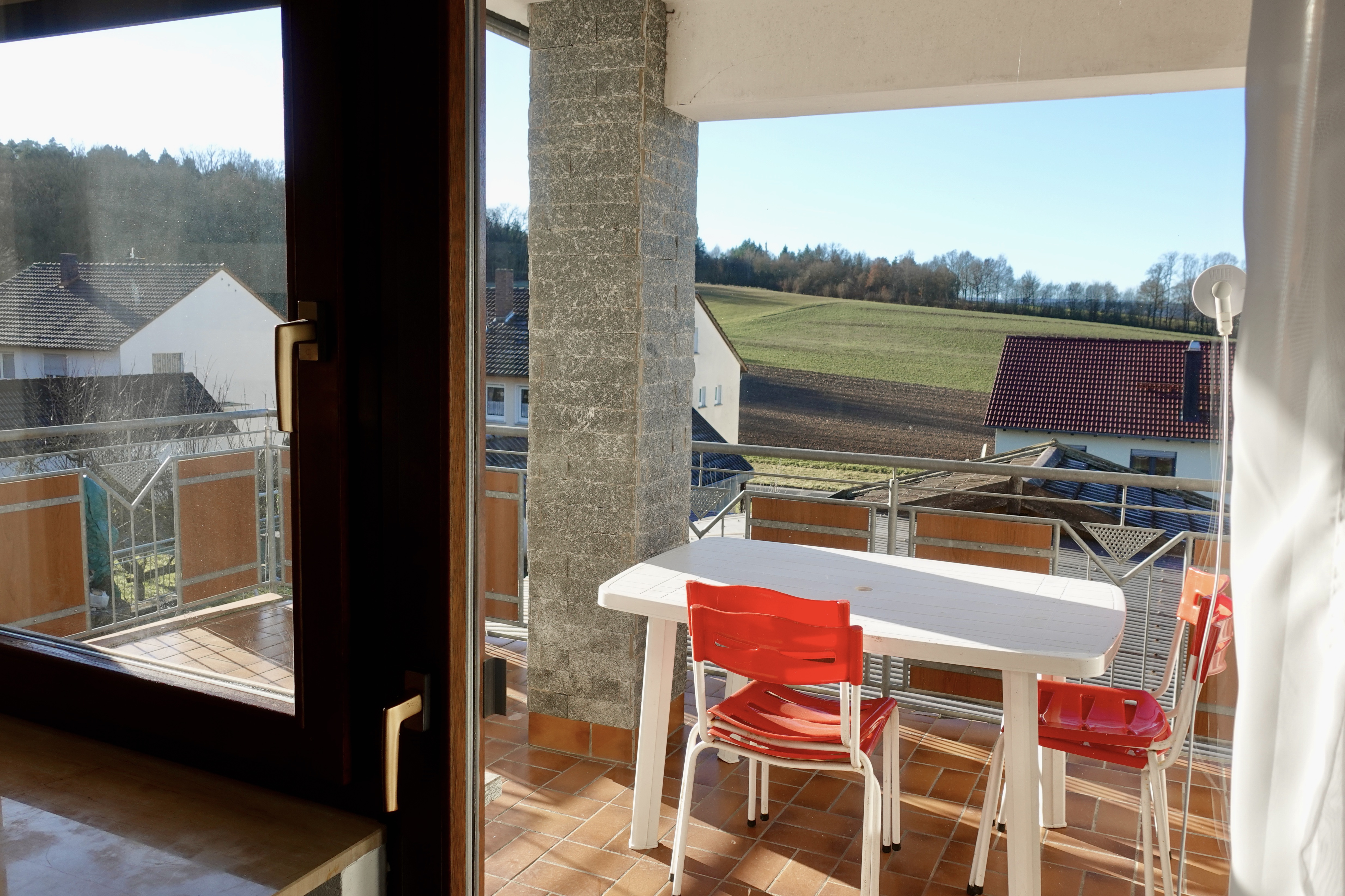 Balkon mit Sitzplatz und Rhönblick