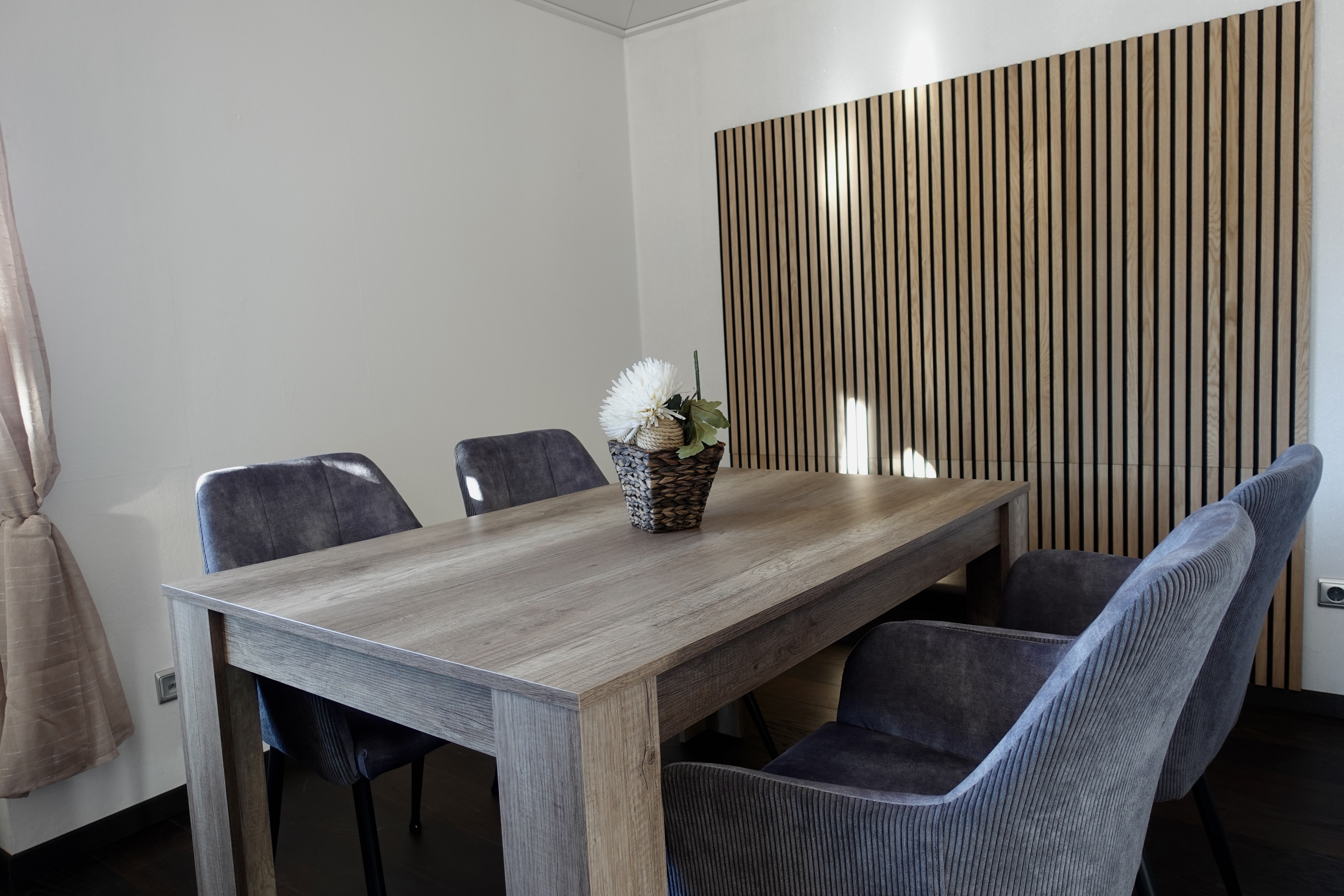 Essbereich mit großem Tisch