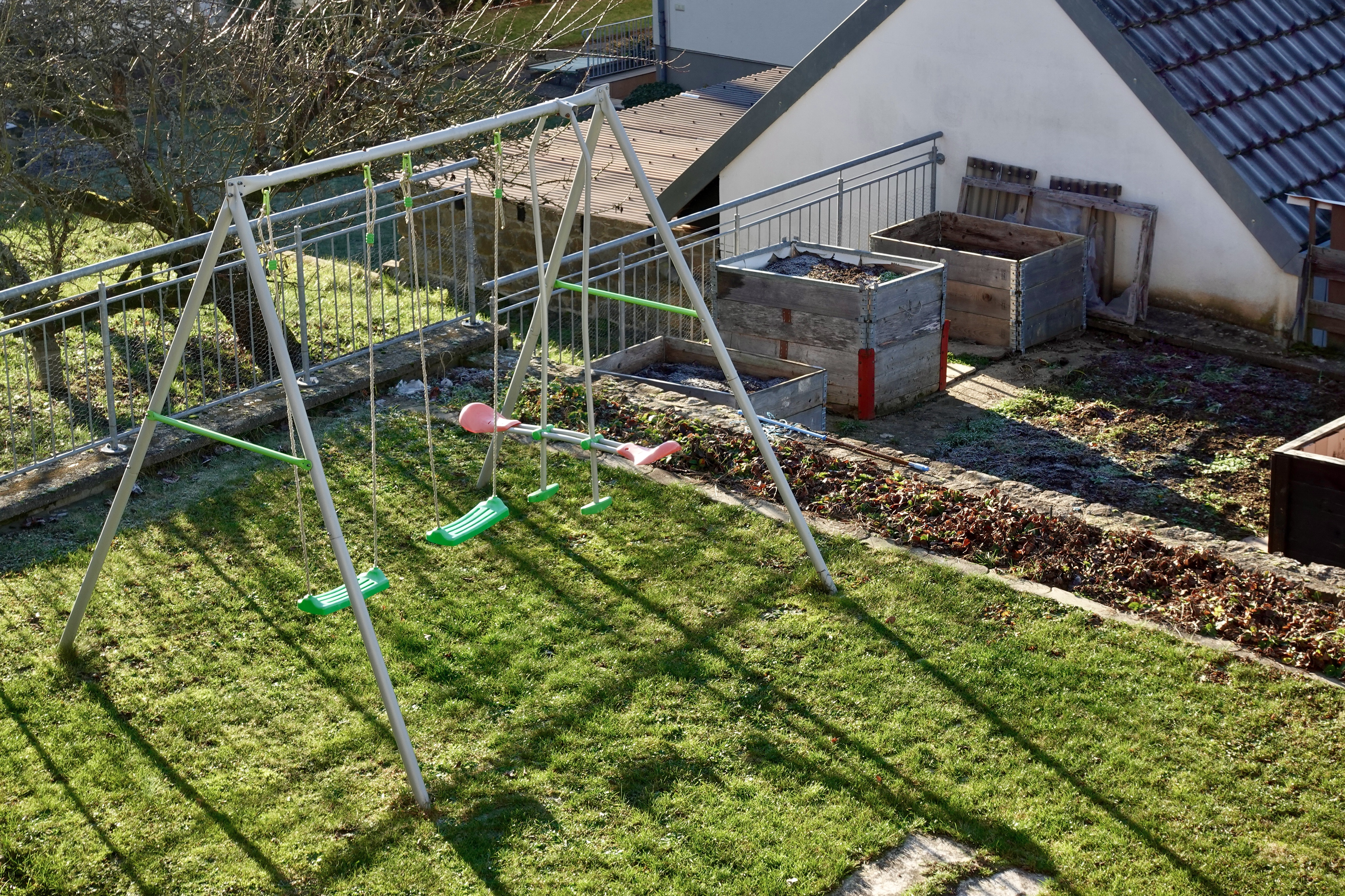 Garten mit Schaukel und Spielgeräten