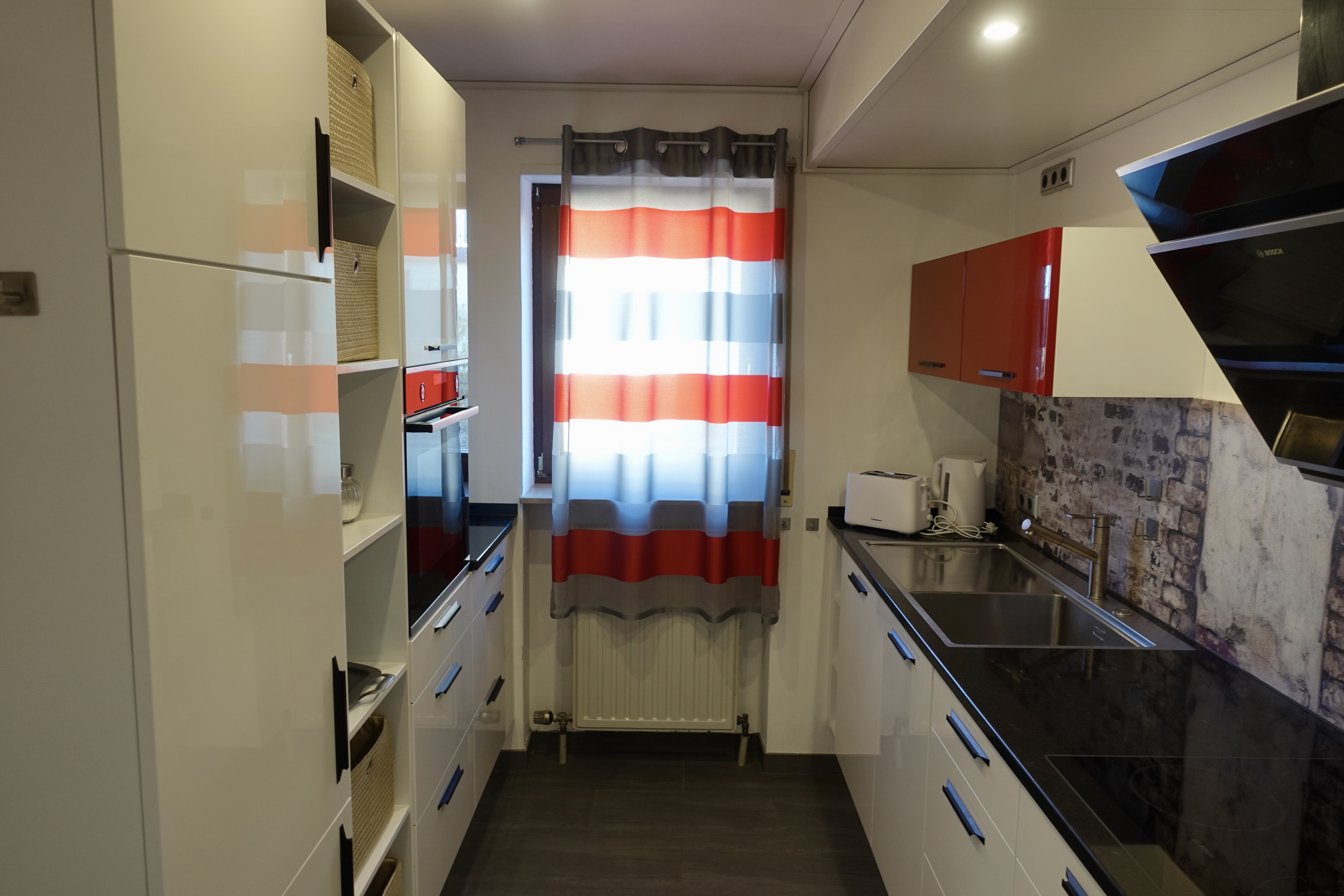 Moderne vollausgestattete Küche