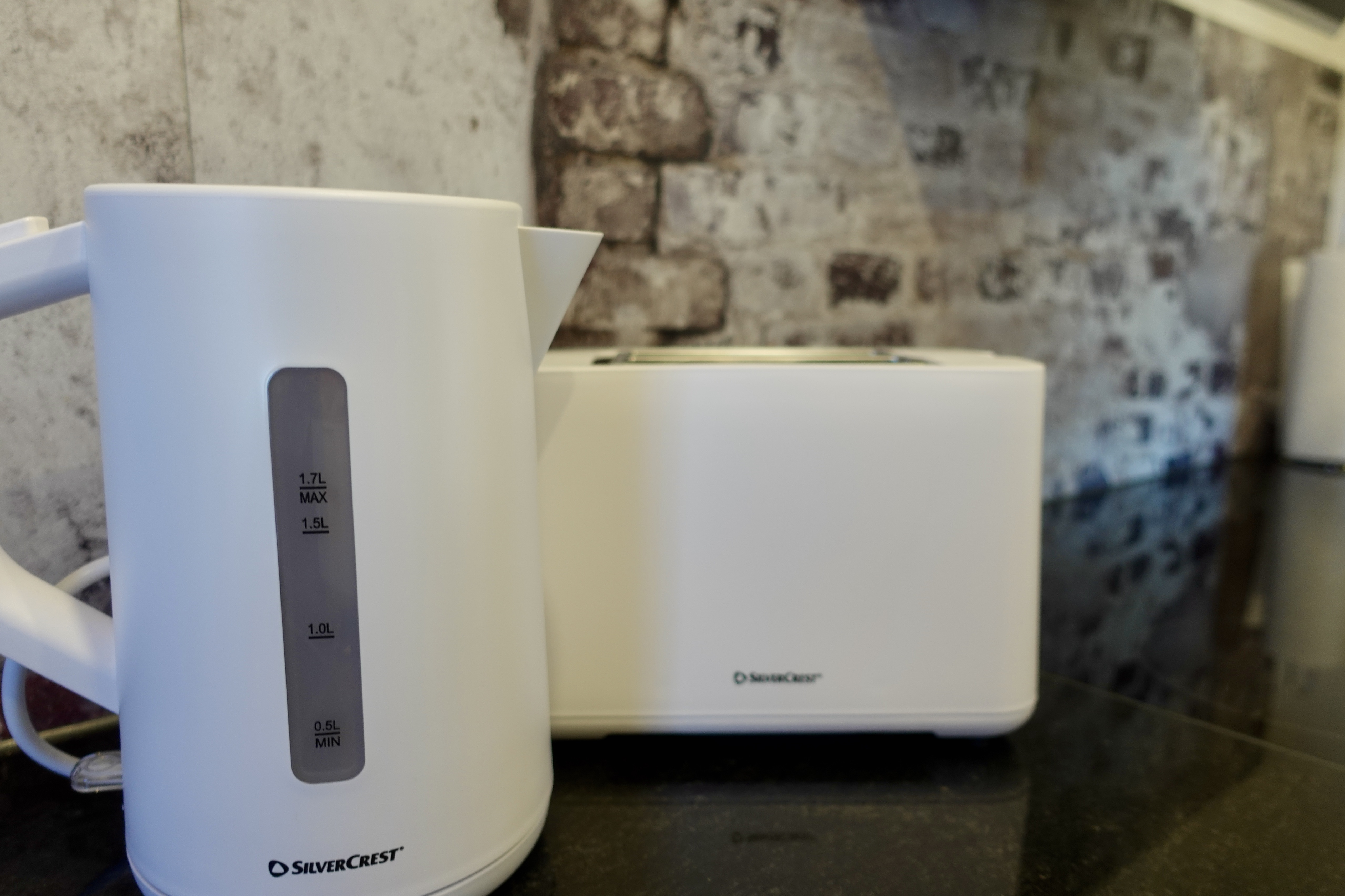 Küchenzubehör mit Wasserkocher und Toaster