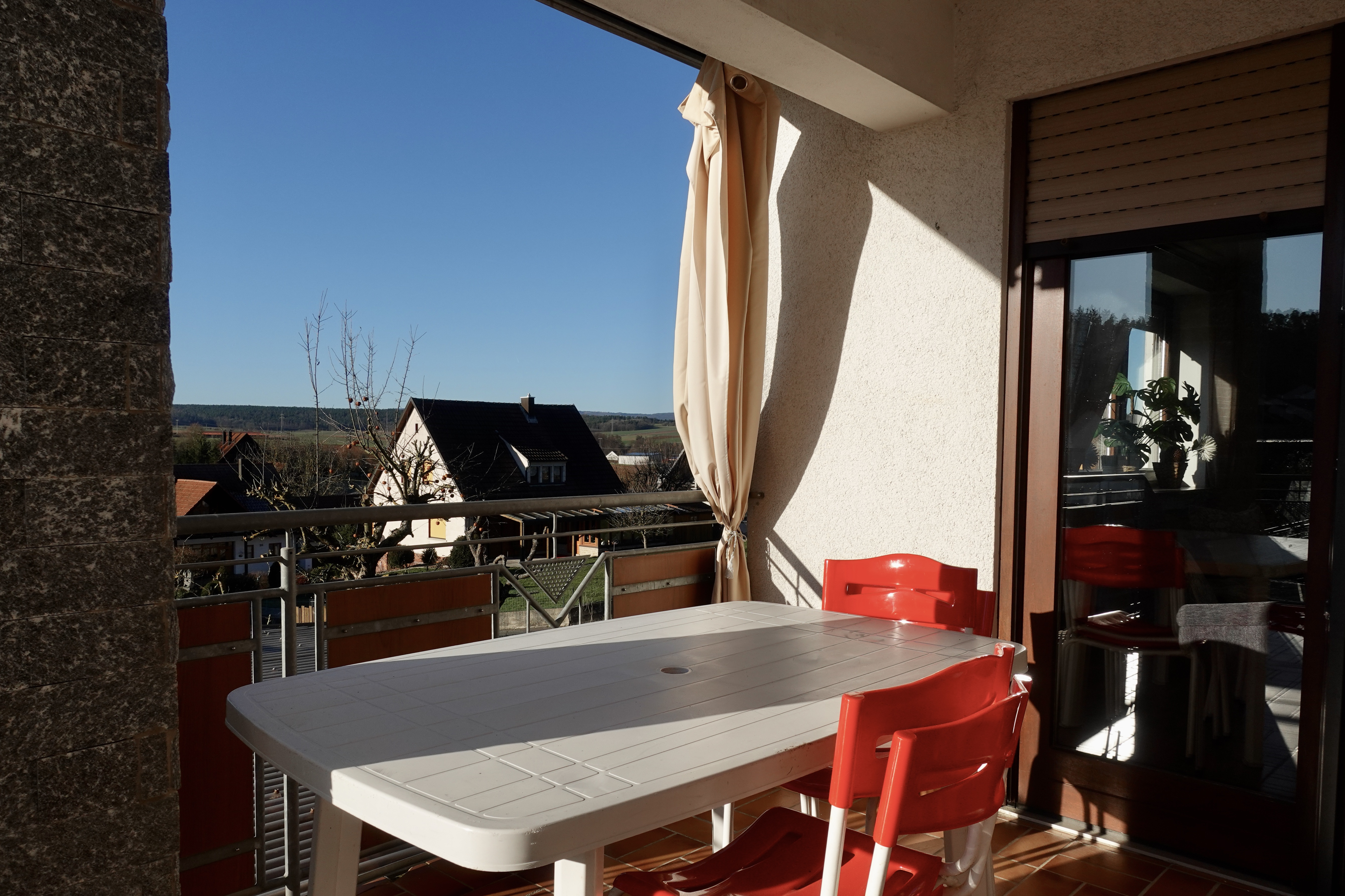 Heller Wohnbereich mit Balkonzugang